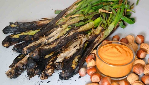 Calçots con salsa romesco